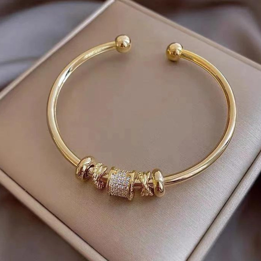 Pulsera ajustable con charms dorados