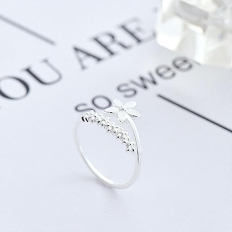 Anillo Ajustable de Flor Silvestre con Esmalte Pintado a Mano en Plata 925