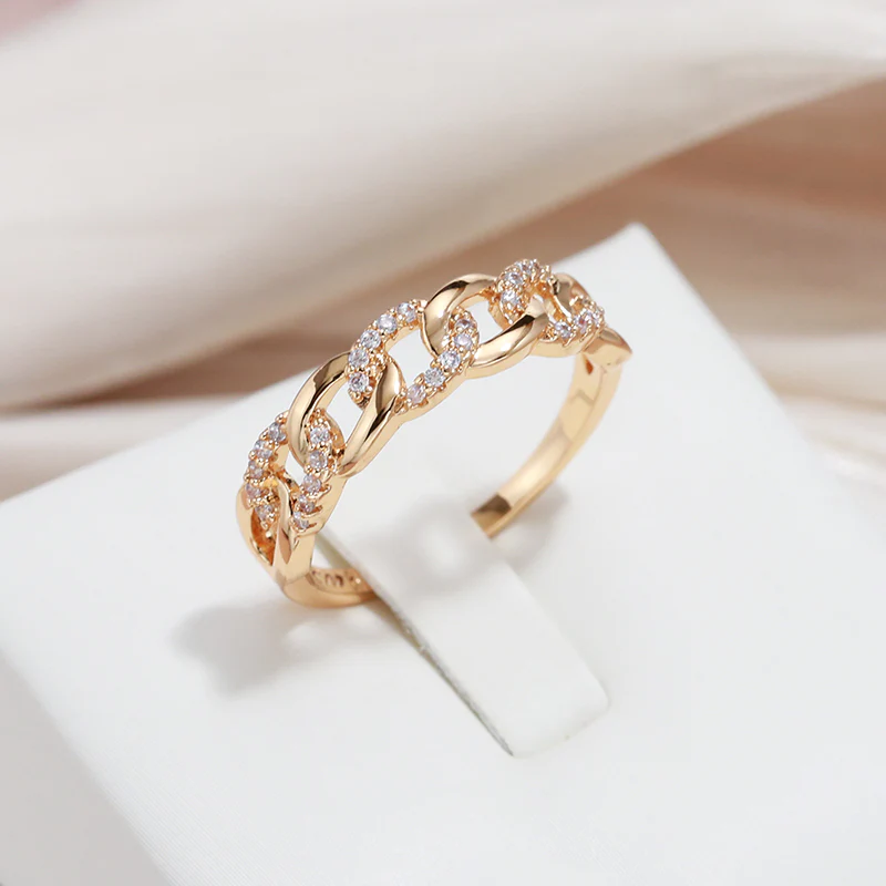 Anillo elegante con cadena de oro