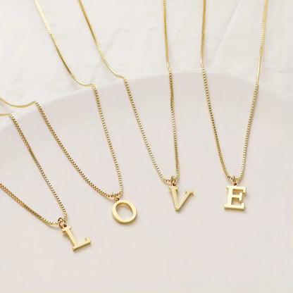 Collar con iniciales de letras de amor