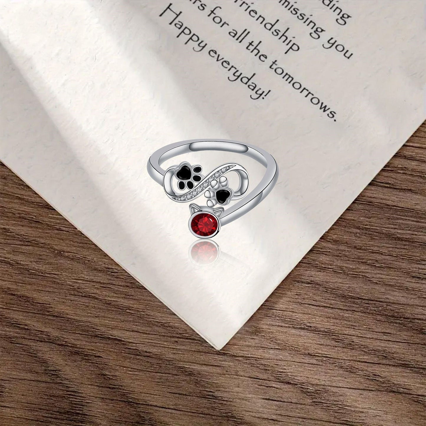 Anillo Ajustable de Huella de Pata Negra con Gema Roja
