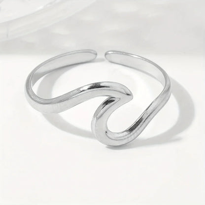 Anillo Ajustable con Diseño de Onda en Oro