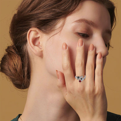 Anillo Ajustable de Huella de Pata Negra con Gema Roja