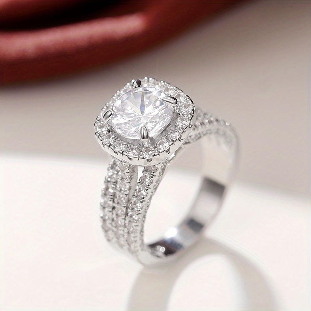 Anillo de Declaración con Pavé y Halo de Cojín