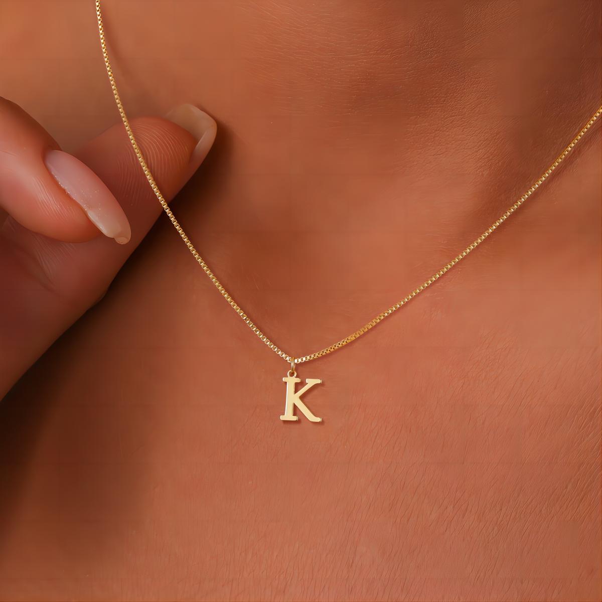 Collar con iniciales de letras de amor