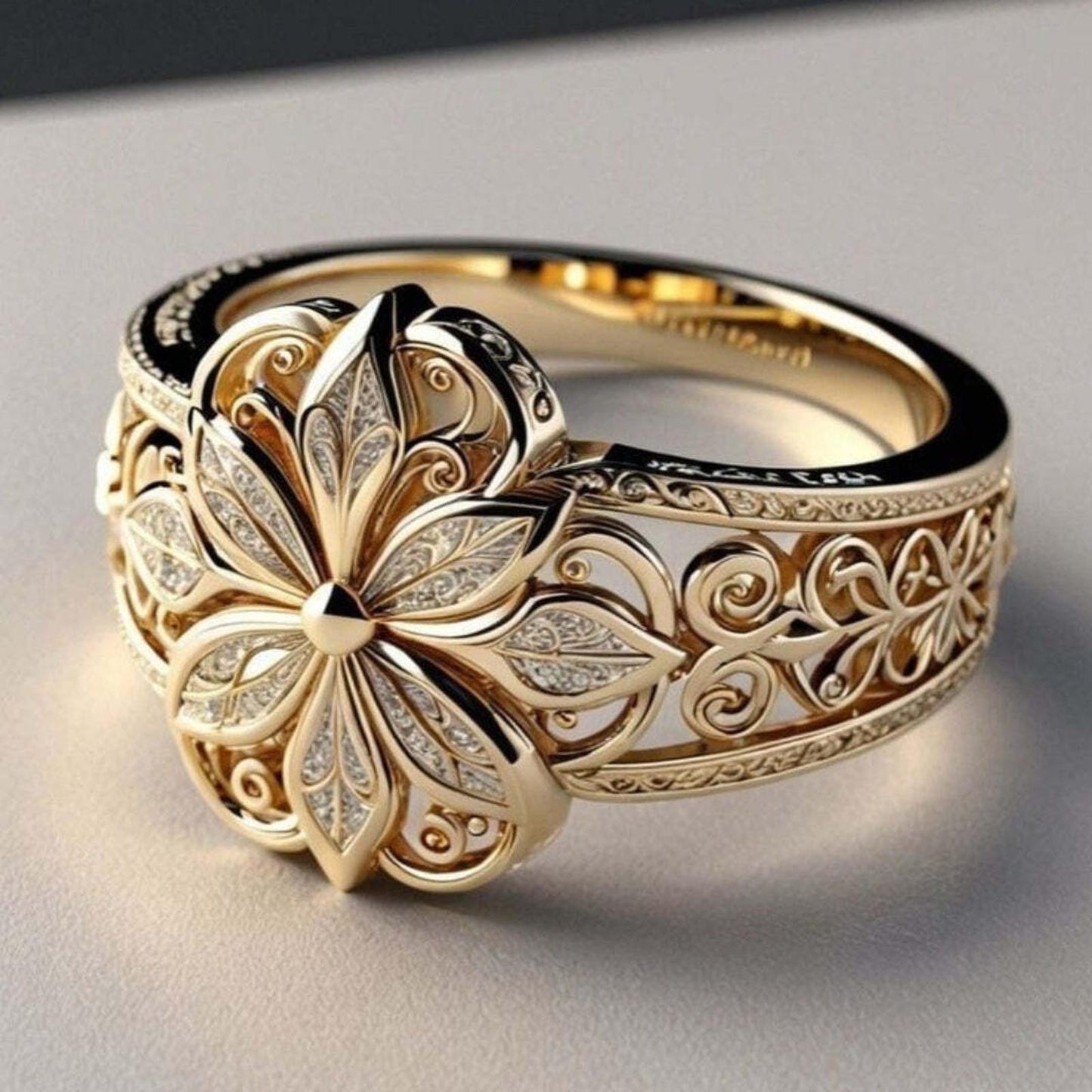 Anillo de Oro con Circonitas y Diseño Floral Exótico