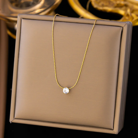 Collar dorado de 18 quilates con brillantes