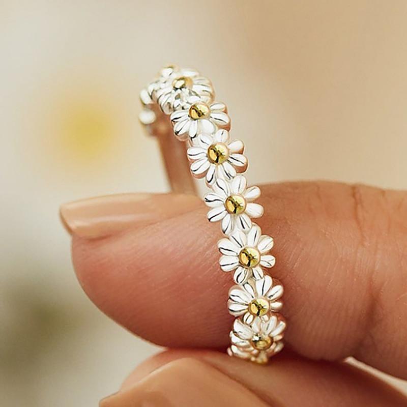 Anillo ajustable de plata con margarita