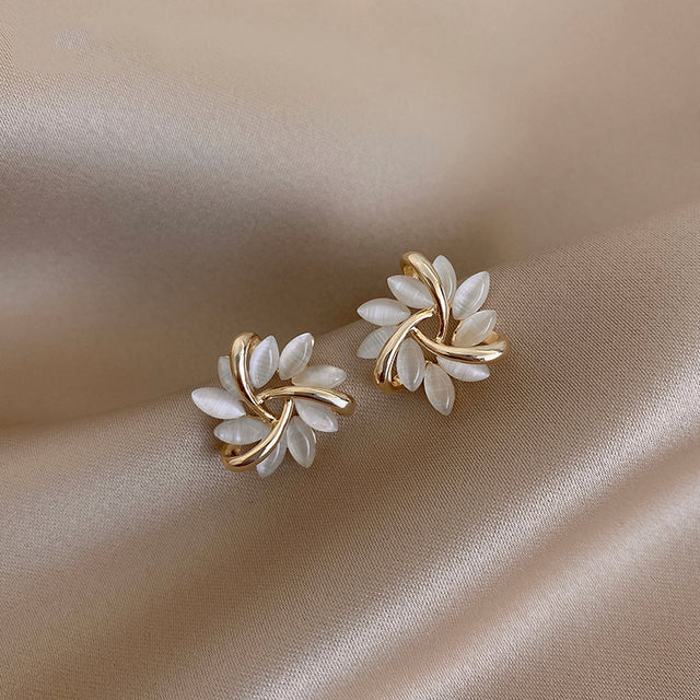 Pendientes de aro con flores de ópalo en oro