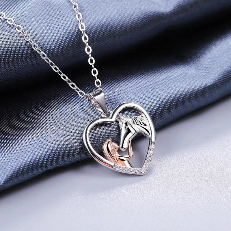 Collar de Corazón con Zirconia de Niña y Caballo