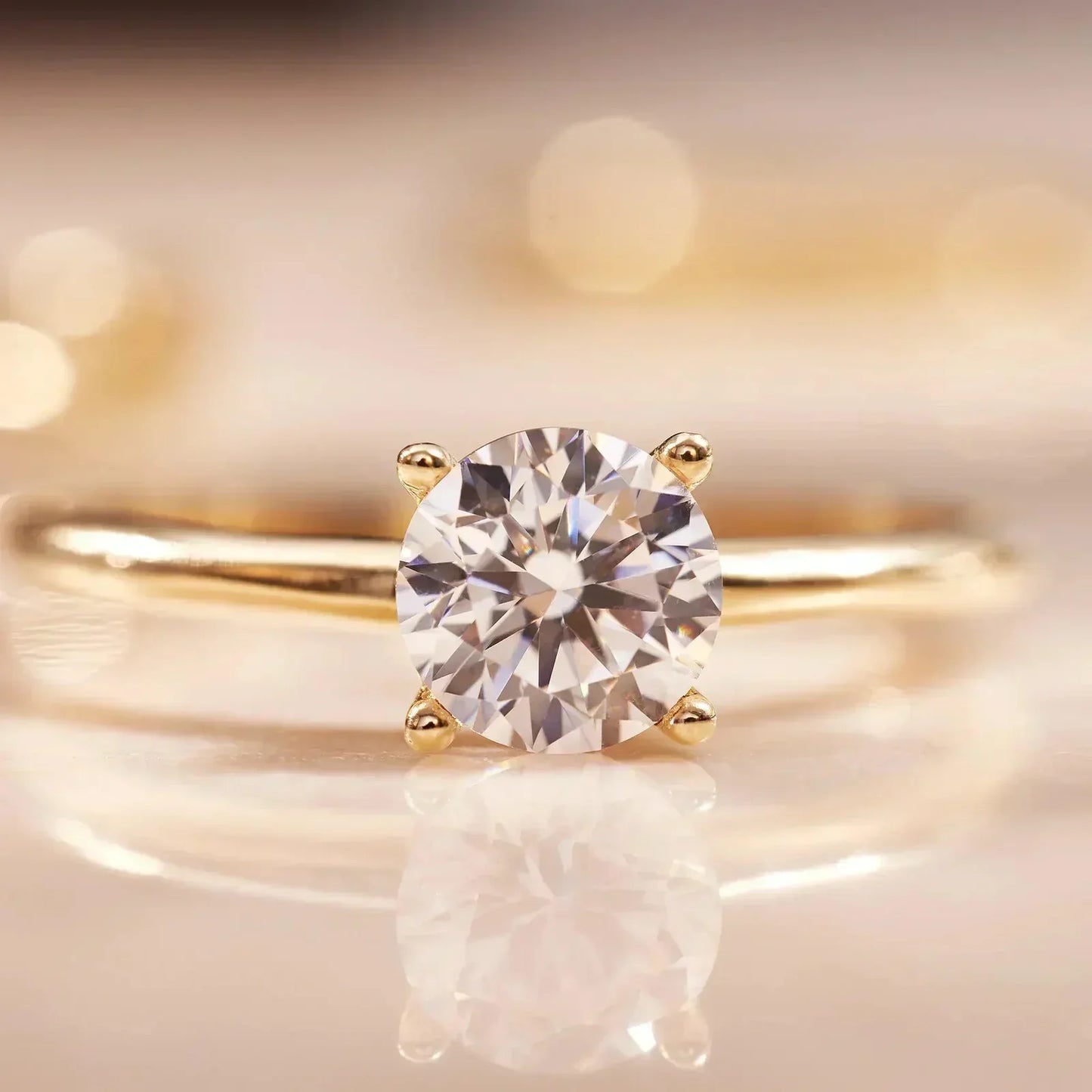 Anillo de gema con banda de oro exclusivo