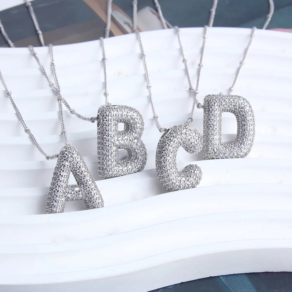 Set de Collar Inicial de Letra Burbuja | Oro Blanco