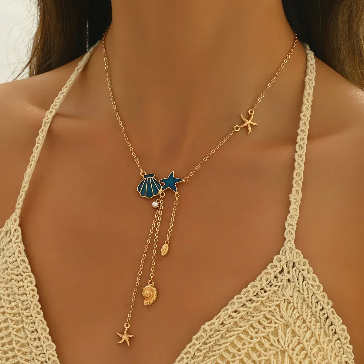 Collar Dorado Elegante con Estrella y Concha Azul