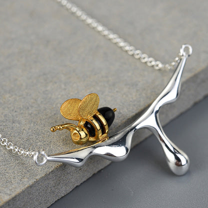 Collar de Miel Goteando y Abeja