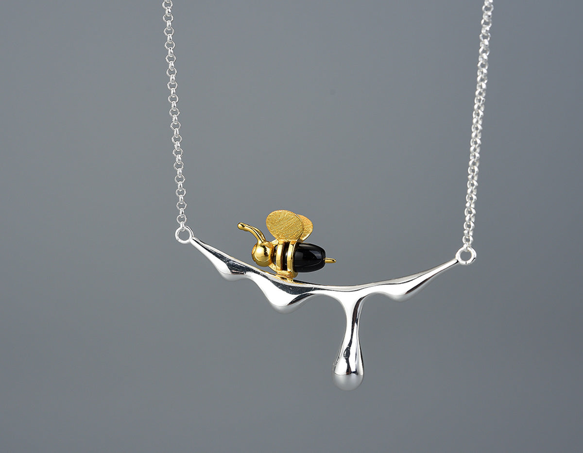 Collar de Miel Goteando y Abeja