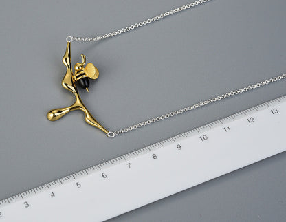 Collar de Miel Goteando y Abeja