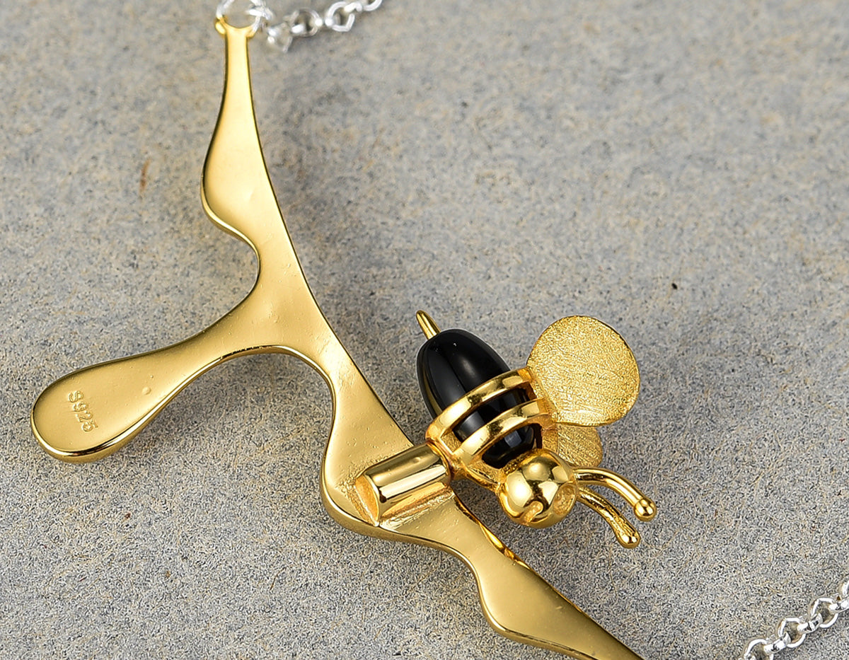 Collar de Miel Goteando y Abeja