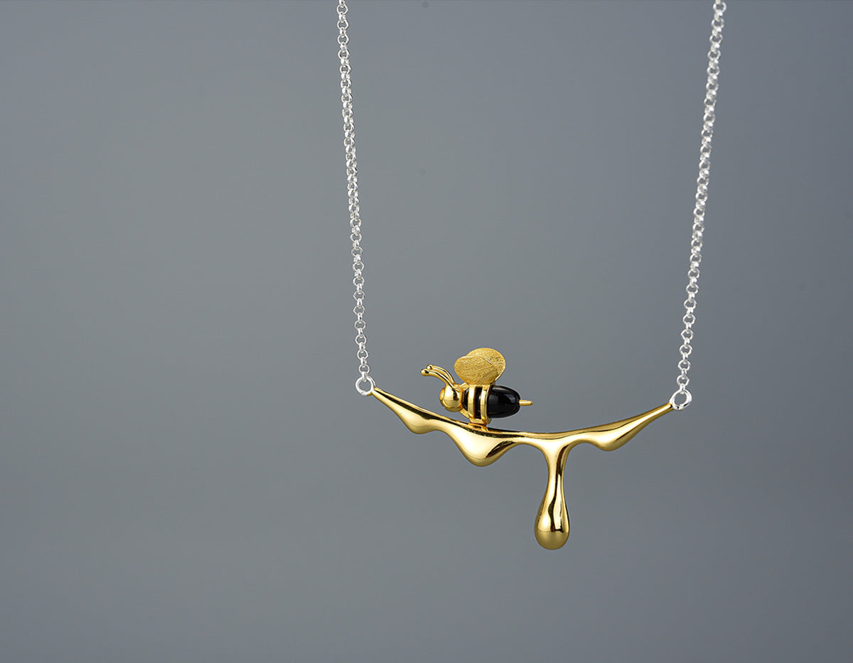Collar de Miel Goteando y Abeja