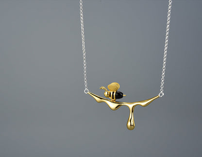 Collar de Miel Goteando y Abeja