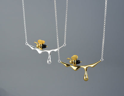 Collar de Miel Goteando y Abeja