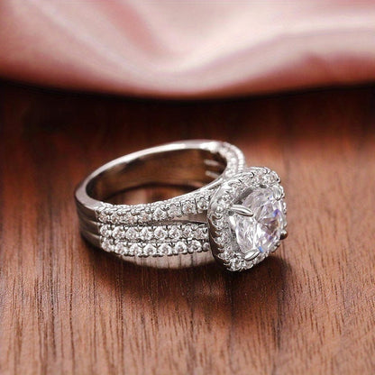 Anillo de Declaración con Pavé y Halo de Cojín