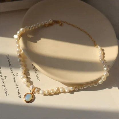 Collar de perlas con piedra de luna en oro