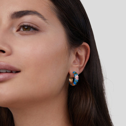 Pendientes de aro dorados con flor