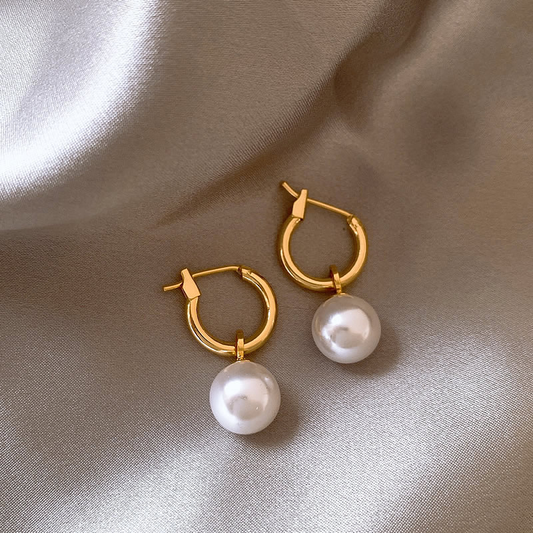 Elegantes pendientes con perlas doradas