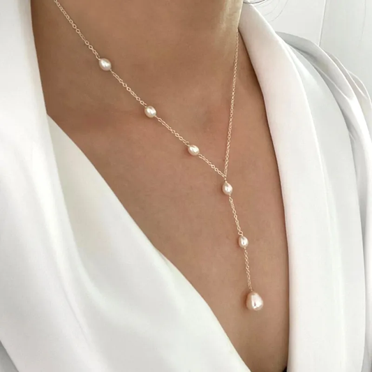 Collar con colgantes vintage y perlas