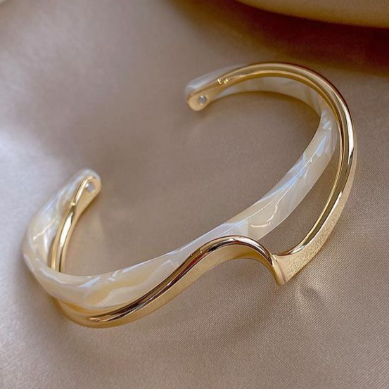 Elegante pulsera de oro con ópalo blanco
