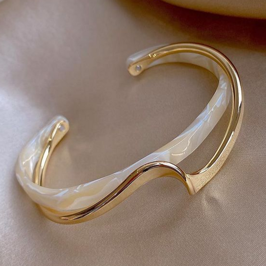Elegante pulsera de oro con ópalo blanco