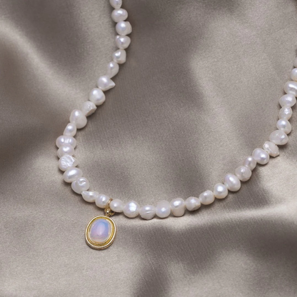 Collar de perlas con piedra de luna en oro